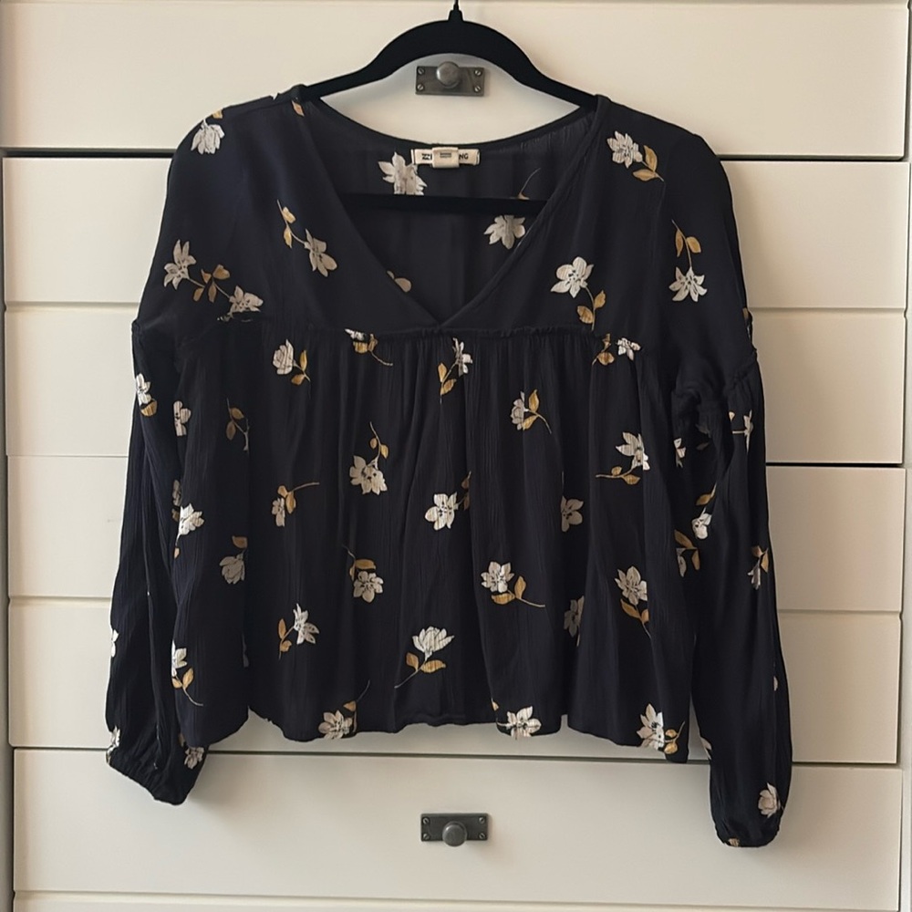 Billabong v-neck floral top